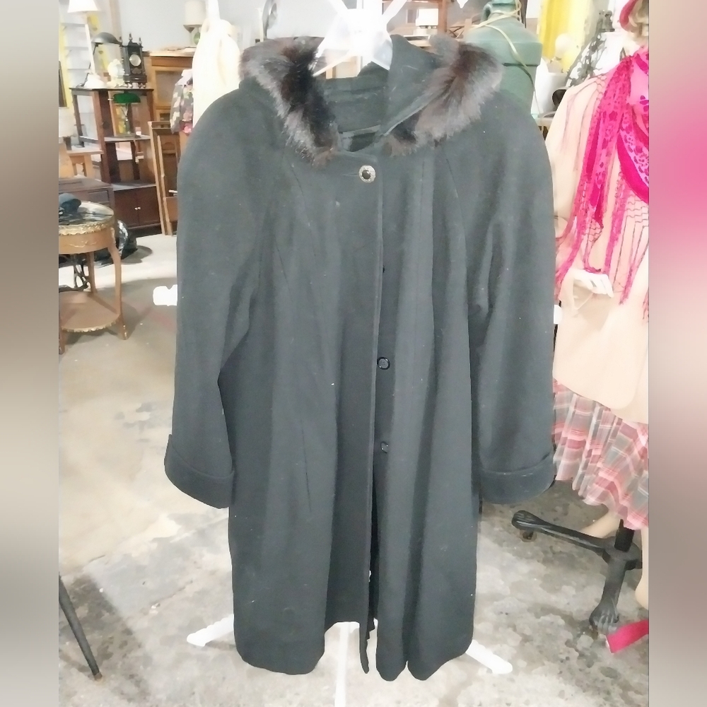 Vintage Projections Elegant Black Women's Coat with Fur Trim Hood